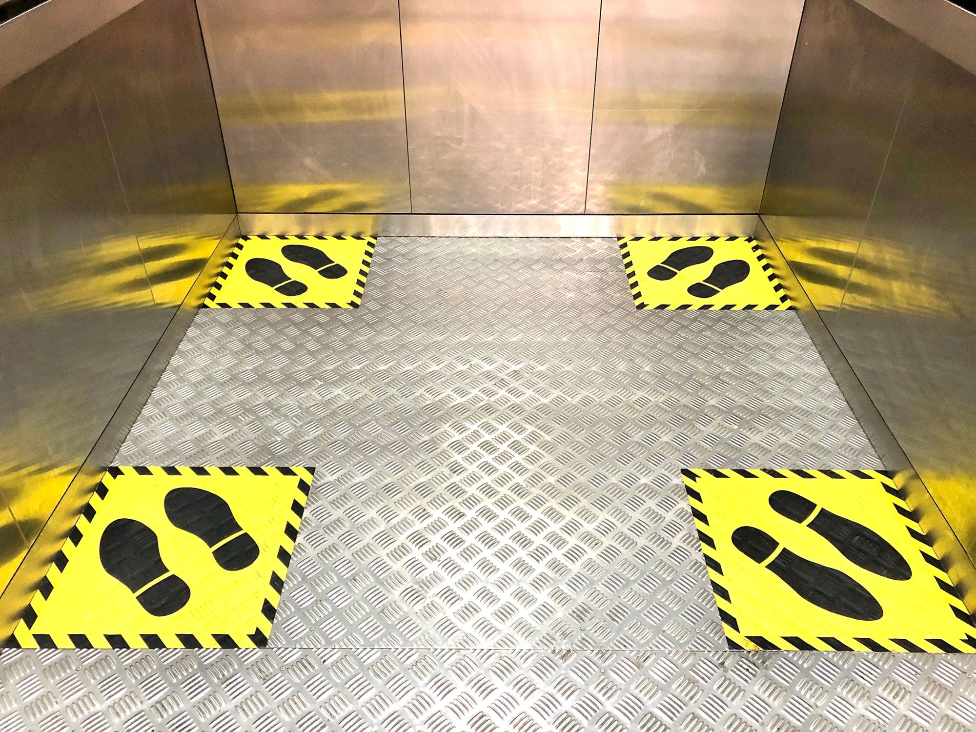 iso45005-dqs-sicherheitsabstand markierung aufzug